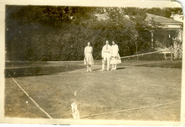 Court de tennis de la maison, Joseph-&Eacute;phr&egrave;me Louis-Conrad Pelletier avec ses deux soeurs,
Jeanne et Gertrude